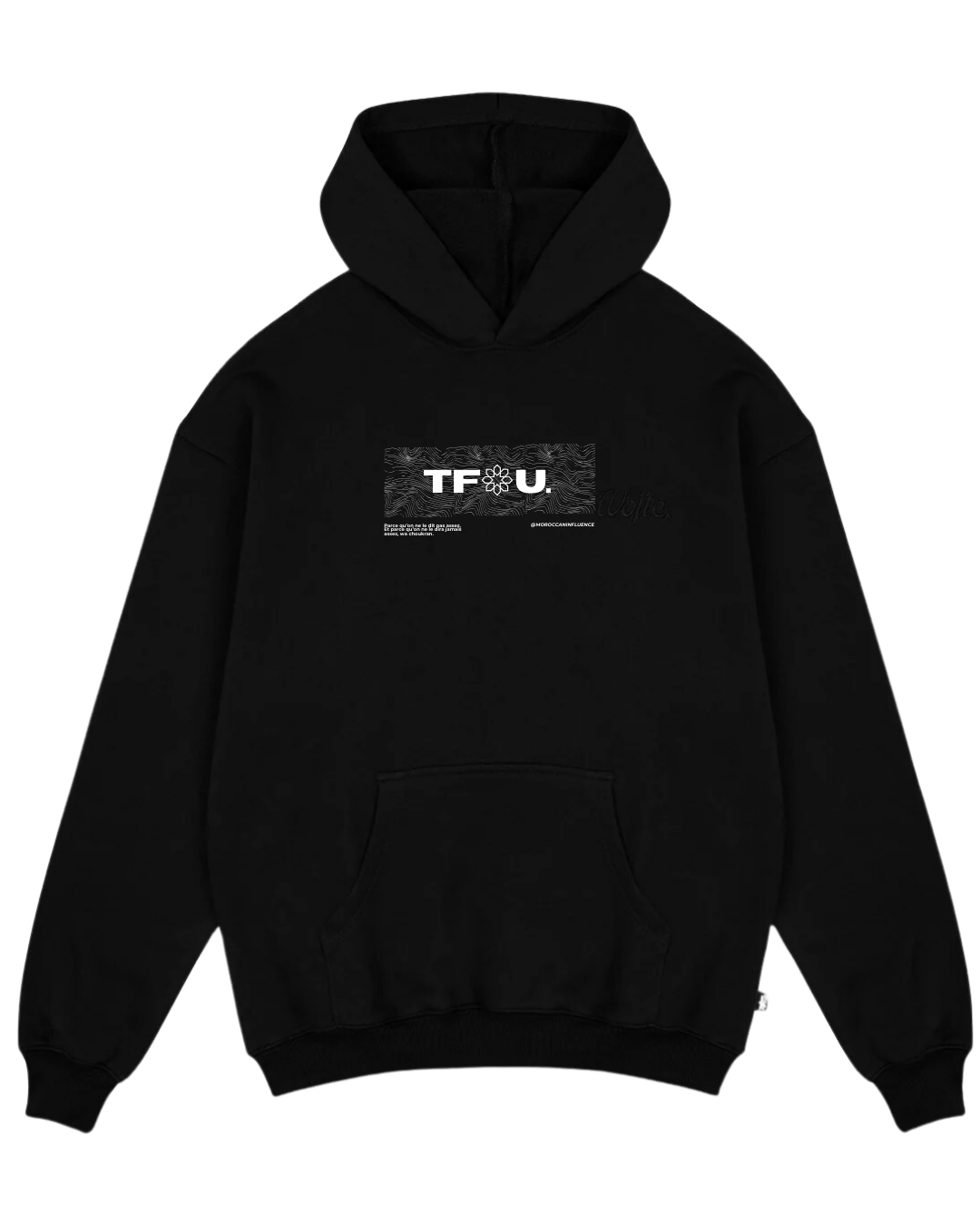 Hoodie oversized 'Tfou' de Moroccan Influence en noir, design unique avec calligraphie marocaine, streetwear moderne inspiré de la culture marocaine, mélange de style urbain et authenticité.