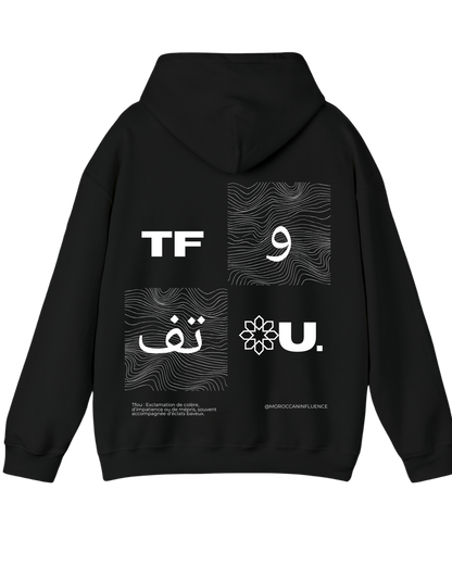 Hoodie oversized 'Tfou' de Moroccan Influence en noir, design unique avec calligraphie marocaine, streetwear moderne inspiré de la culture marocaine, mélange de style urbain et authenticité.